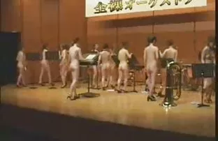 Slenderyashka从笔记本电脑中分散了一位朋友，提出要发生性关系
