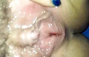 在浴室里焕然一新，和男朋友去了他妈的