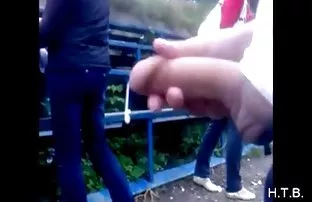 穿着短裤的屁股小伙叫电视技师，并在沙发上操他