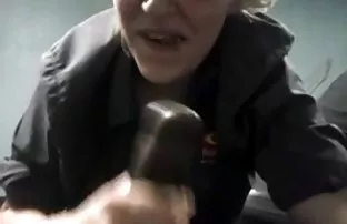 男按摩师的强壮的手抚摸着一个毛茸茸的耻骨的黑发人的身体