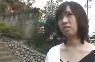 红色内衣的丰满可爱的Mila Azul猛地甩到镜头前