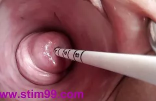 客户感谢机修工在车库里开车热