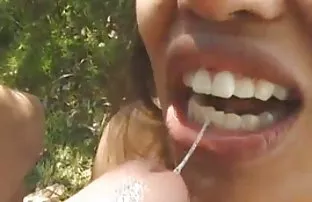 女孩诱惑了她妹妹的朋友，并为他妈的诬陷她的屁股