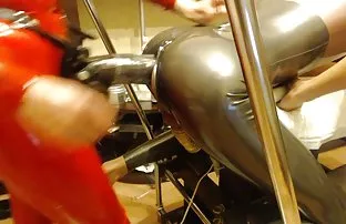 演员的粉丝闯入更衣室，并在屁股上自欺欺人