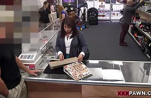 长发的女朋友让男孩在屁股上操她