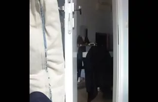 Skromnyaga舔了一下瘦小的阴道，并用健康的成员强奸了她