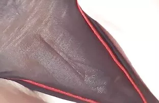 在内衣内衣的美好的模型显示她的身体并且爱抚她自己