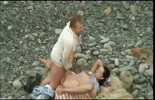 苗条而又炙手可热的妹妹在厨房里诱惑她姐姐的丈夫