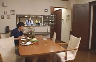 一位新租客看到了色情服装的邻居，并在屁股上操了一个女人