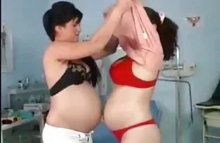 裸体金发女郎提供黑人别致的性爱