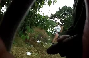 两名扁平的年轻男子在母亲的背后诱惑其中一人的继父